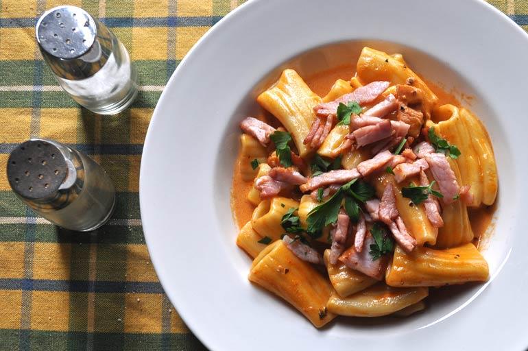 Rigatoni with Salsa Rosa con Prosciutto Cotto (Ham)